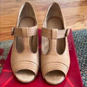 AEROSOLES Beige/pink Peep Toe Heels